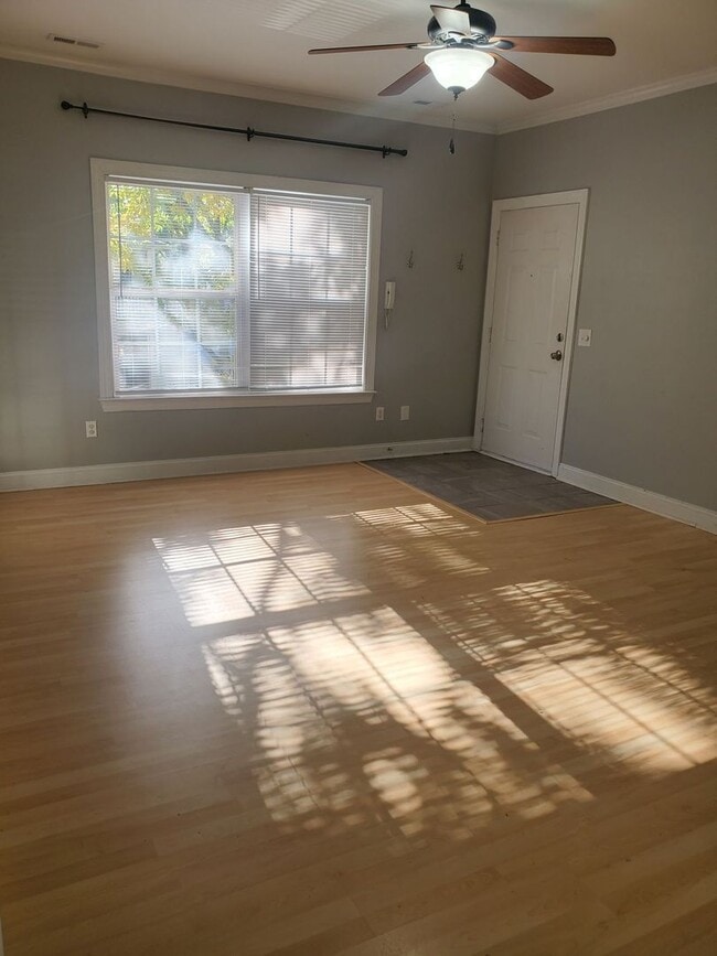 Building Photo - Available now! Lake-area living, 2 Bedroom Apartment