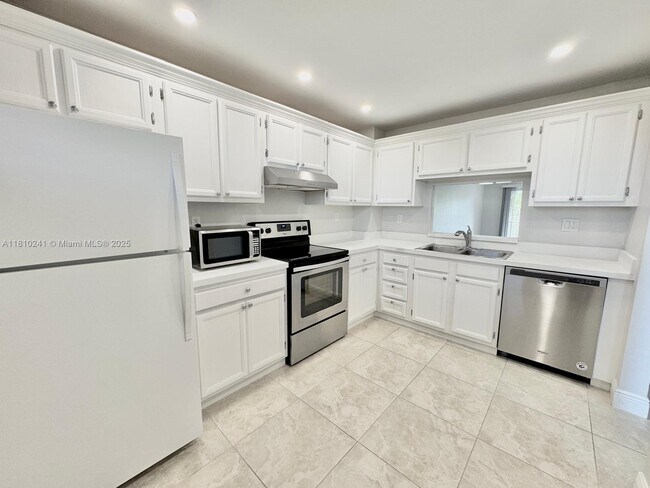 Building Photo - 1075 Riverside Dr