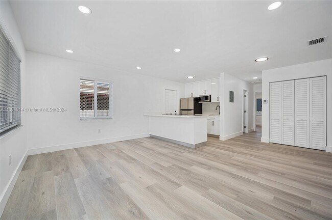 Building Photo - 2641 SW 29th Ct