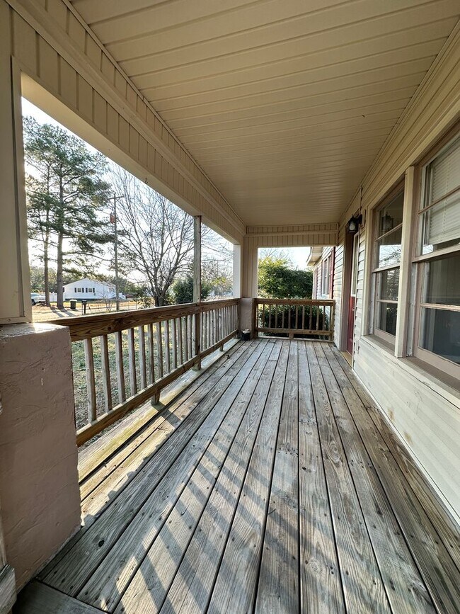 Building Photo - 3 bed/1.5 bath ranch with covered front po...