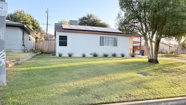 Building Photo - 3 Bedroom 2 bathroom house located near the Kern Medical Hospital, East Bakersfield High, and a s...