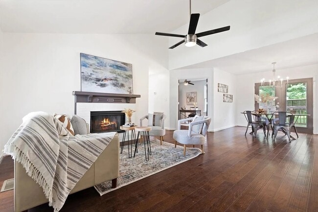 Building Photo - 723 Riverview Dr