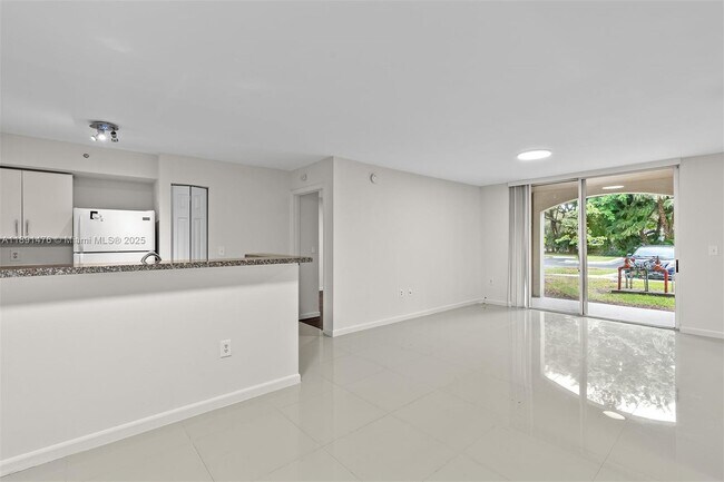 Foto del edificio - 2041 Renaissance Blvd