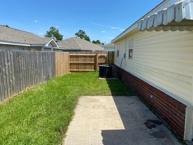 Building Photo - 3718 Newcastle Dr