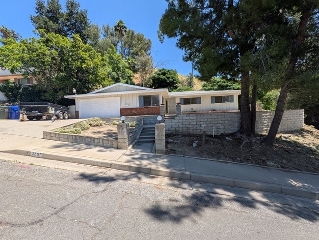 Building Photo - Newly Renovated! Spacious 4-Bed, 2-Bath Ho...