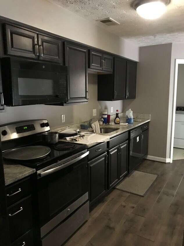 Kitchen - 613 Admiral Dr