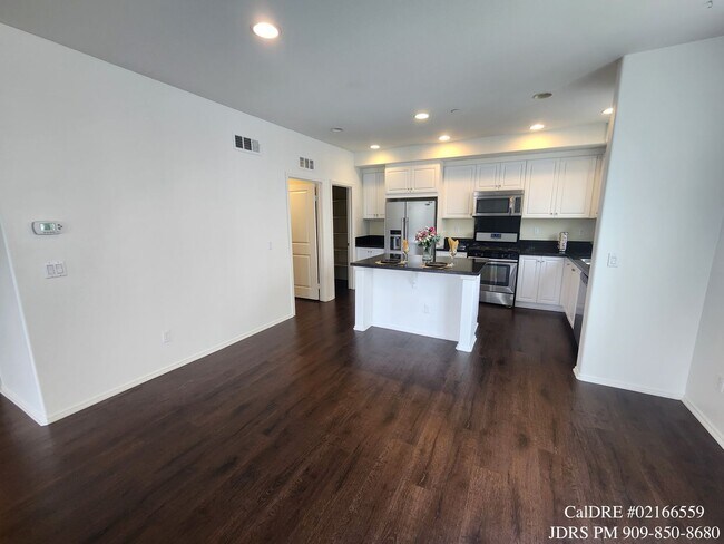Building Photo - Upland 3 Bedroom Condo