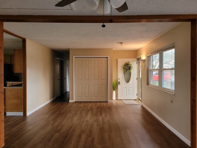 Building Photo - 111 S Kings Chapel Dr