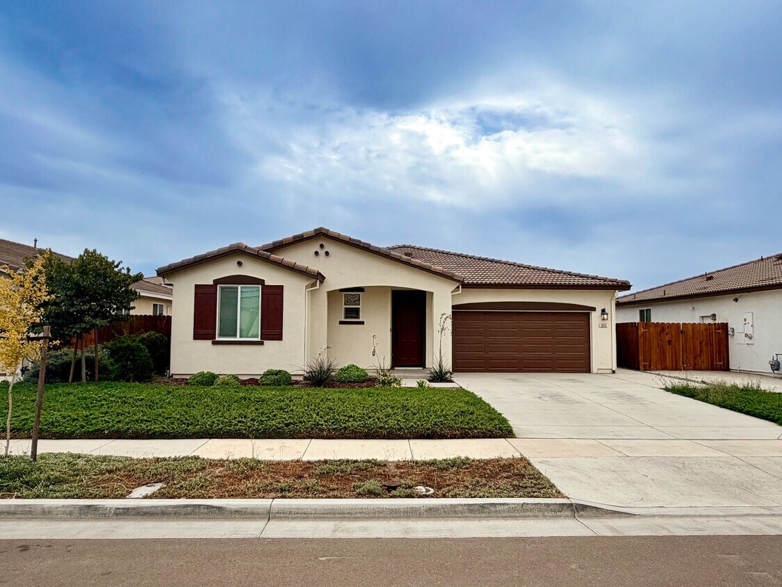 Foto principal - 2035 Greenbriar Dr