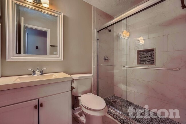 Building Photo - 438 Russell Rd