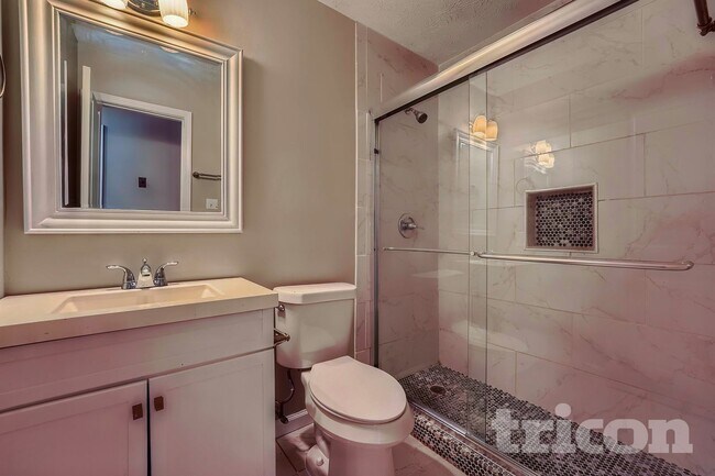 Foto del edificio - 438 Russell Rd