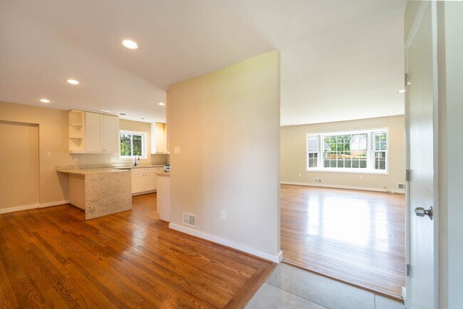 Foto del edificio - 5 BD 3 BA Oxon Hill, MD home is ideal for ...