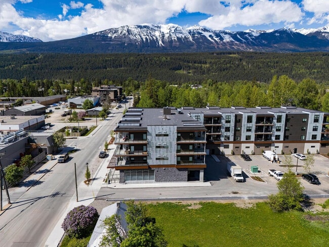 Photo du bâtiment - 901-907 7 St N