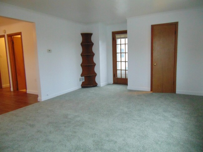 Building Photo - 435 S Van Buren St