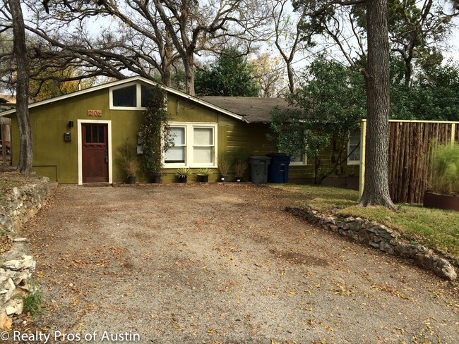 Foto del edificio - Charming House in Deep Eddy Neighborhood