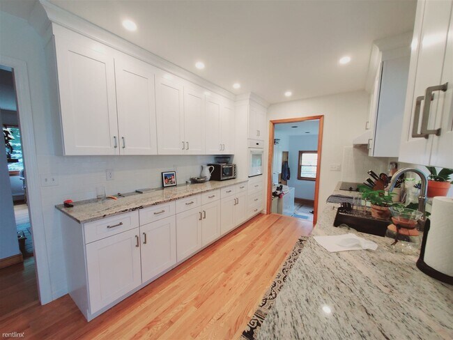Building Photo - 2 br, 2.5 bath House - 110 Hecker Ave