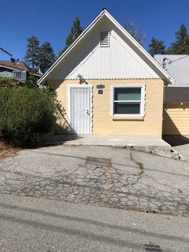 Foto del edificio - 23742 Pioneer Camp Rd