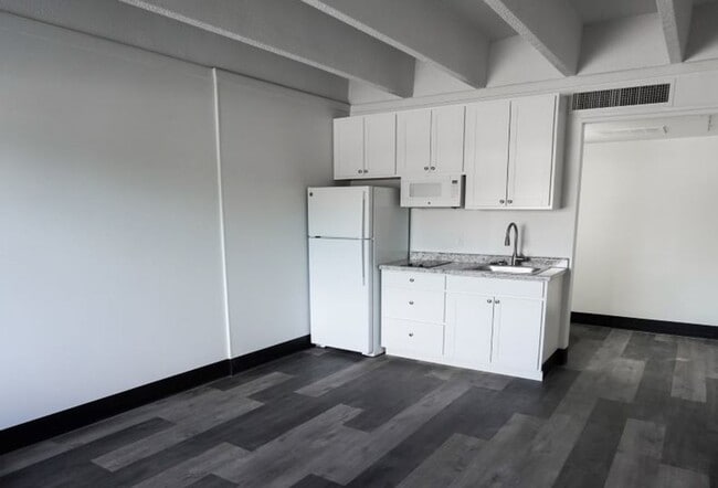 Building Photo - Studio Includes All Utilites