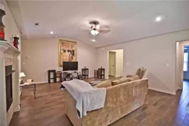 Building Photo - Beautiful 3 Bedroom / 2 Bathroom Home - ASK ABOUT OUR CASHLESS SECURITY DEPOSIT OPTION