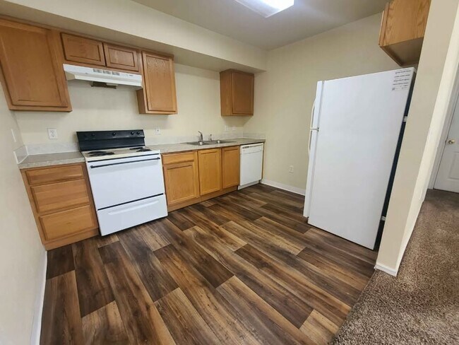 Building Photo - 405H Maid Jessica 6M Inv