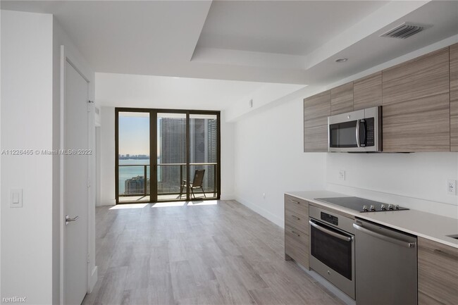 Building Photo - 1 br, 1.5 bath Condo - 121 NE 34th St Midt...