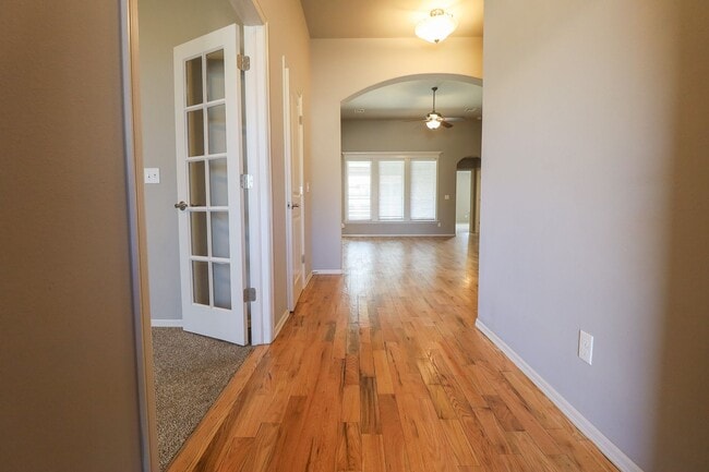 Building Photo - Spacious 3 Bedroom / 2 Bathroom with Modern Upgrade