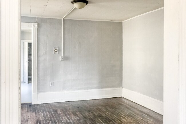 Front room. - 322 Beaser Ave