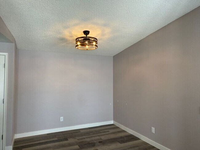 Foto del edificio - $2,350 Lovely Remodeled 3 Bedroom-2 bath-2...