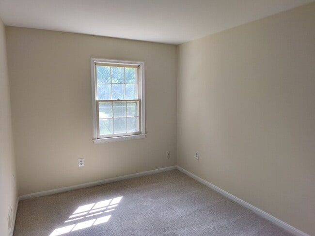 Foto del edificio - McLean Park Haven: Serene Living in a Tran...