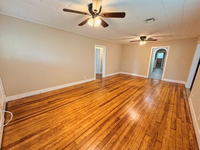 Foto del edificio - Spacious 4BR Downtown Lake Charles Home - Full of Character