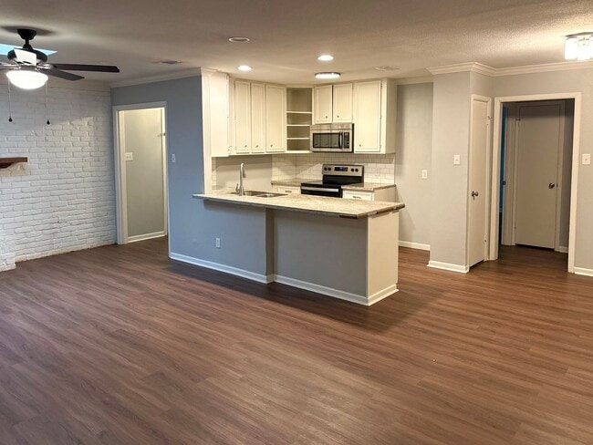 Building Photo - 5 Bedroom 2 Bath in South East Tyler!