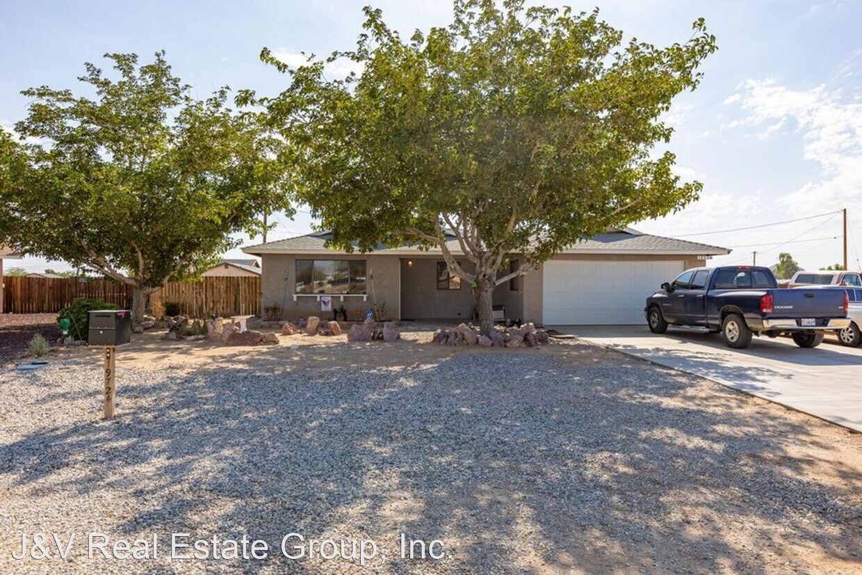 3 br, 2 bath House 19724 87th St House Rental in California City