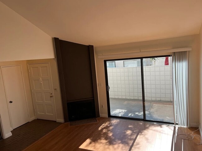 Building Photo - 598 W Huntington Dr
