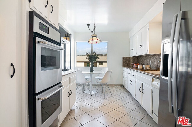 Foto del edificio - 344 S Doheny Dr