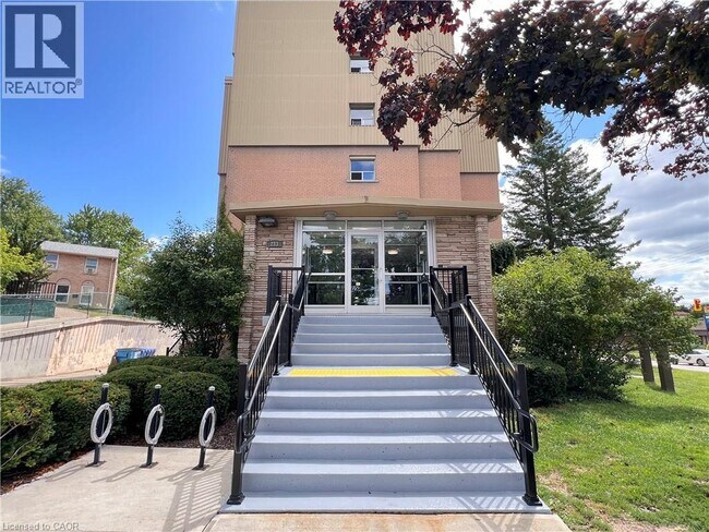 Photo du bâtiment - 283 Fairway Rd N