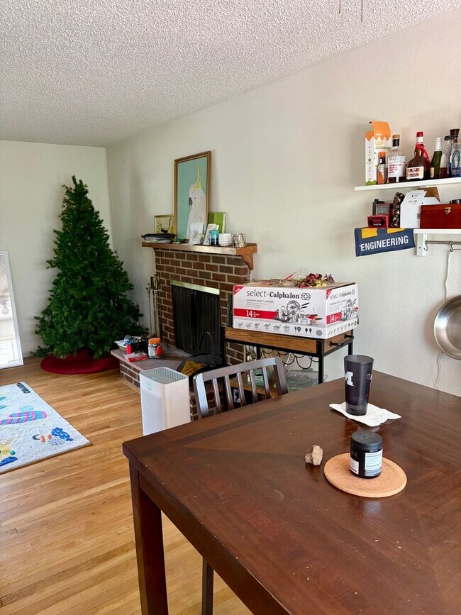 Building Photo - Tri-Level home in a quiet, established neighborhood