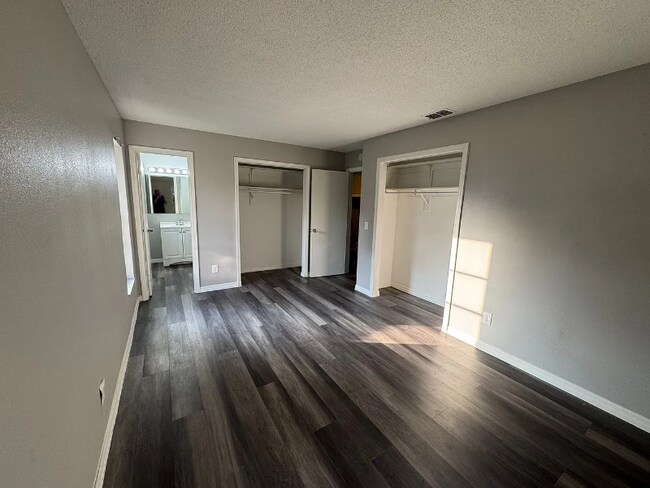 Foto del edificio - 485 N Briar Creek Point