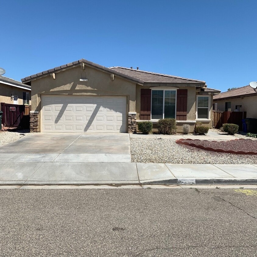 Primary Photo - 4 BEDROOM VICTORVILLE HOME