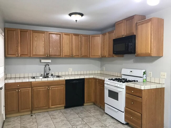Building Photo - 44136 Fairhaven Dr