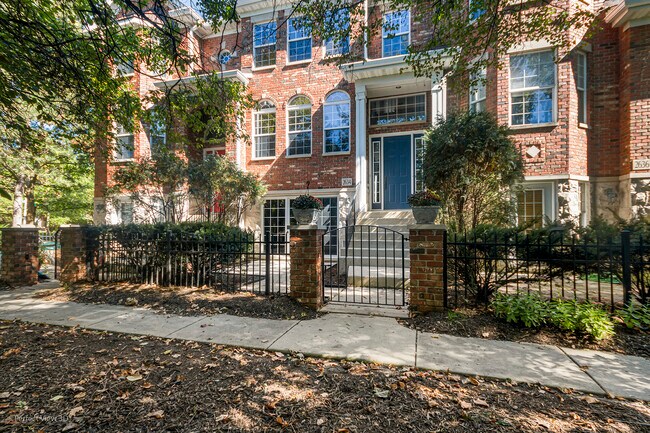 Foto del edificio - 2634 Blakely Ln
