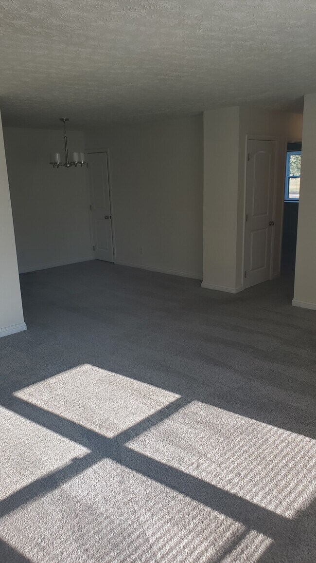 Living room / dinning room - 7229 McEwen Rd