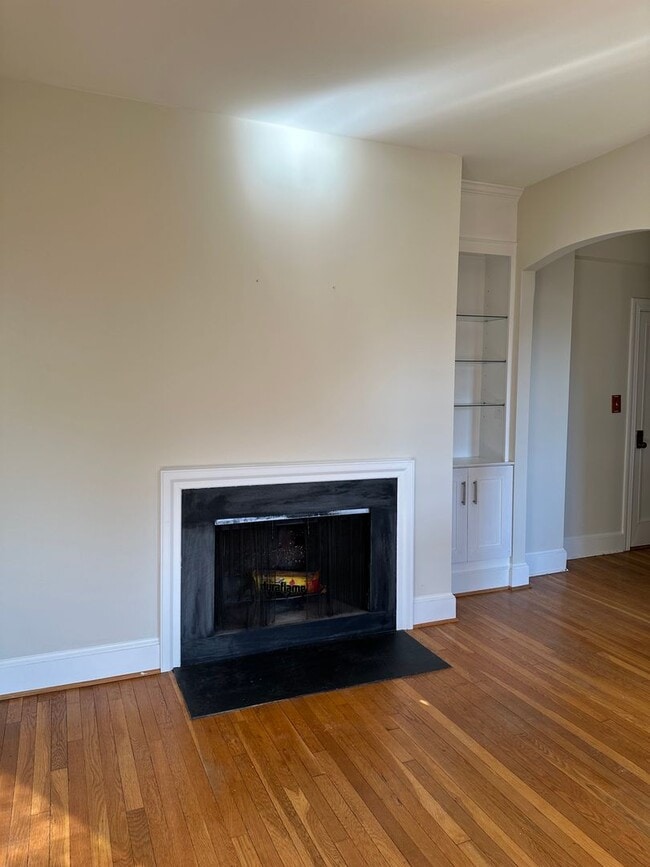 Building Photo - Historic Capitol Hill One Bedroom W/Open F...