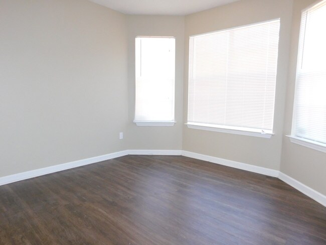 Building Photo - 5475 Banbury Ave