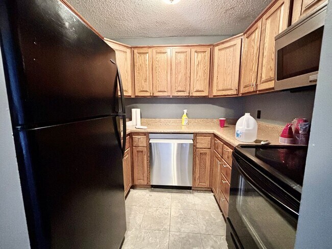 Foto del edificio - Top-Floor Plaza Condo with Vaulted Ceilings & Dual Balconies