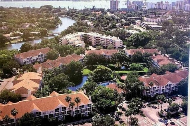 Foto del edificio - Annual Turnkey Ground floor Furnished Condo in downtown Sarasota