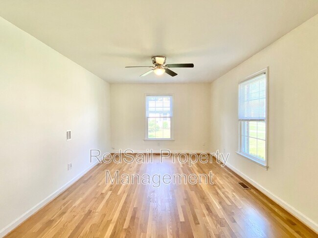 Foto del edificio - 592 Crown Point Dr
