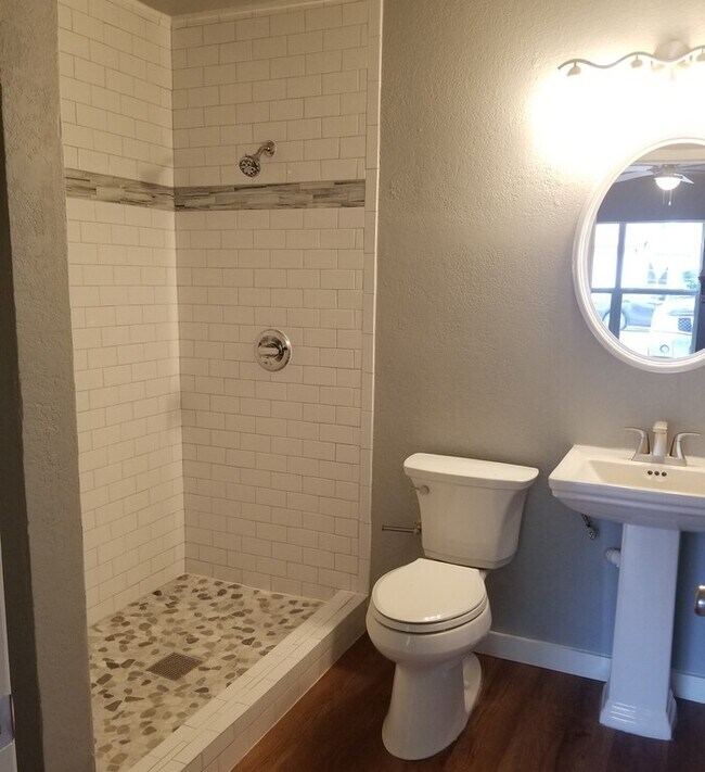 Foto del edificio - Recently Remodeled!