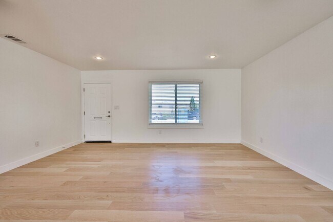 Building Photo - 3 Bedroom Home in University City
