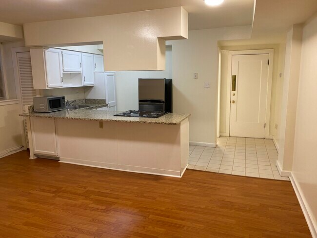 Sala de estar con vista de la cocina - 4512 Westminster Pl