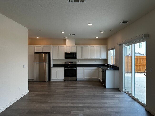 Foto del edificio - 4 Bed 2.5 Ba 2 Story 2 Car